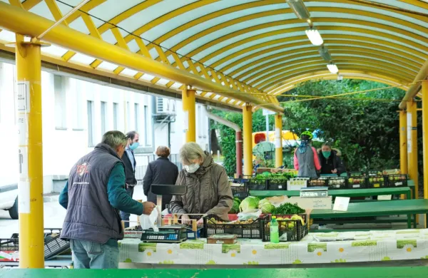 Prodajalci in kupci na mestni tržnici bodo pozimi zaščiteni pred 
burjo, tam naj bi bil tudi prevzem produktov v okviru e-tržnice. 