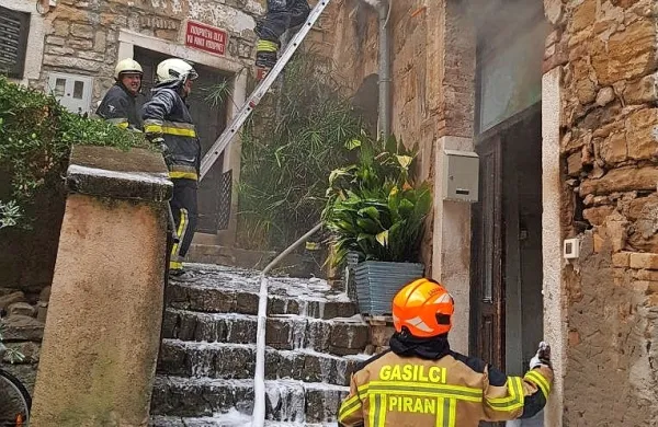 Piranski gasilci so lansko poletje imeli precej dela z obvladovanjem požara v Trubarjevi ulici.