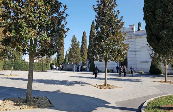 Mestna občina Koper bo tudi letos ob prihajajočem dnevu 
spomina na mrtve organizirala brezplačen avtobusni prevoz do 
pokopališča. 
