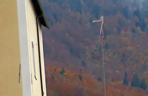 Namesto sicer vedno protizakonito izobešene slovenske zastave, z 
droga  ob cerkvi visi le še nekaj trakov. To je po zakonu kaznivo, a 
za kaznovanje ni pristojen nihče.