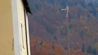 Namesto sicer vedno protizakonito izobešene slovenske zastave, z 
droga  ob cerkvi visi le še nekaj trakov. To je po zakonu kaznivo, a 
za kaznovanje ni pristojen nihče.