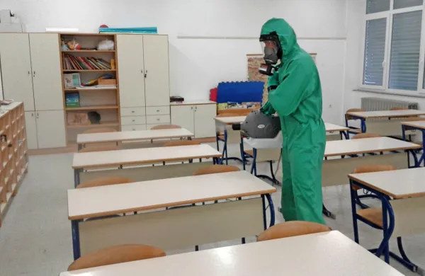 Tako so pred nekaj dnevi  gasilci Zavoda za gasilno in reševalno 
službo Sežana  razkužili  osnovno šolo v Hrpeljah. 