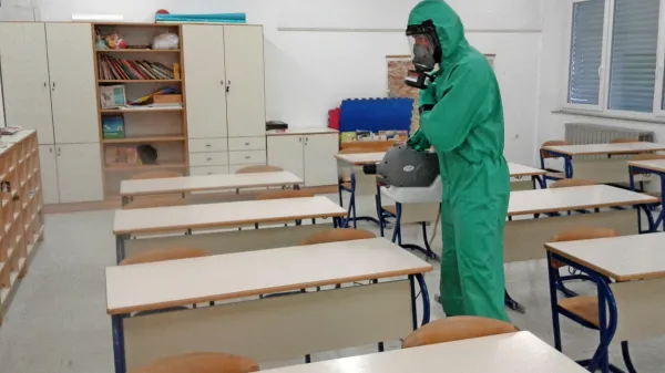 Tako so pred nekaj dnevi  gasilci Zavoda za gasilno in reševalno 
službo Sežana  razkužili  osnovno šolo v Hrpeljah. 