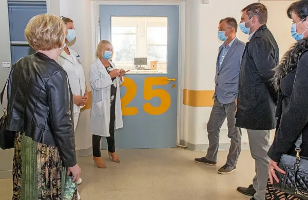 Predstavniki mestne občine so se v bolnišnici pogovarjali, kako 
lahko občine in podjetja pomagajo. 