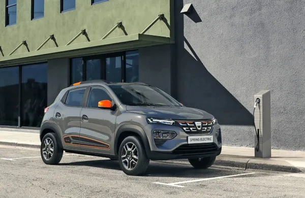 Po velikosti je avto precej bližje Renaultovemu twingu kot 
hišnemu sanderu.