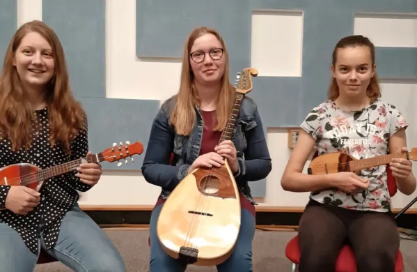 V koprskem studiu Hendrix so  junija zaigrale Maja Čehovin z bračem (v sredini) ter  Nina Furlan (levo) 
in Sara Jež z bisernico.  