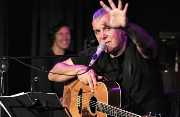 Zoran Predin se bo danes iz Kopra na spletu predstavil kot pisatelj 
in glasbenik. 