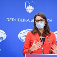 “Za osnovne šole se podaljšajo počitnice do 8. novembra, enako 
velja za  glasbene šole,” je sporočila ministrica  za izobraževanje, 
znanost in šport Simona Kustec.