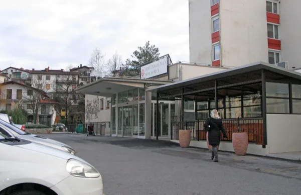 V Novi Gorici so okužbo  potrdili pri treh stanovalcih in  eni 
zaposleni. V Petrovem Brdu pa so danes potrdili še 30 okužb 
stanovalcev. 