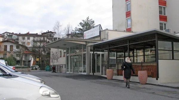 V Novi Gorici so okužbo  potrdili pri treh stanovalcih in  eni 
zaposleni. V Petrovem Brdu pa so danes potrdili še 30 okužb 
stanovalcev. 