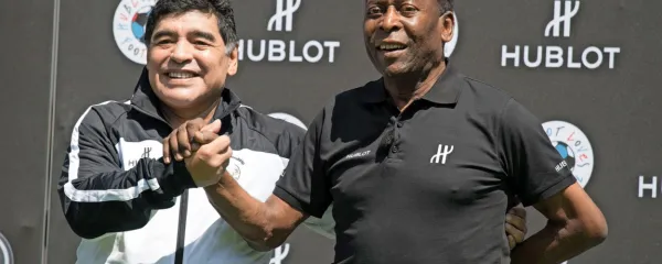 Maradona (levo)  in Pele, kralja nogometa, v teh dneh praznujeta 
okrogla jubileja. Brazilec je pred dnevi dopolnil 80 let, Argentinec 
prav danes praznuje  60. rojstni dan. 
