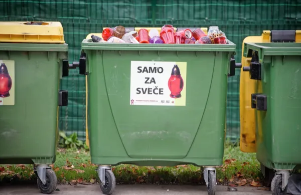 Vse vrste sveč, z izjemo biorazgradljivih, sodijo v skupni zabojnik 
za odpadne sveče. 