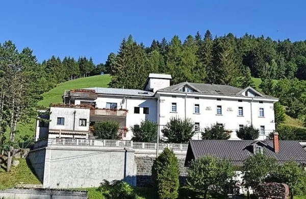 V enoti v Petrovem Brdu so odkrili dve okužbi. Takoj so začeli 
odvzemati brise vsem, danes bo znano, kakšno je stanje. 