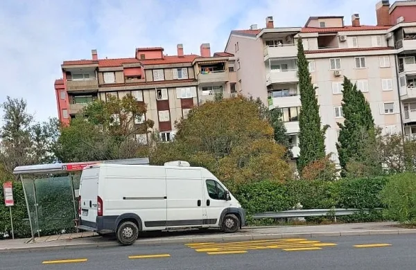 Kombi mu je zbežal čez cesto
