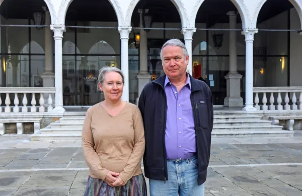 Ted Dobson in Susan Cook sta se iz ZDA  preselila v Koper, ker je na 
Famnitu stimulativno študijsko okolje za doktorja matematike in 
ker je mesto dobro za vzgojo otroka.  
