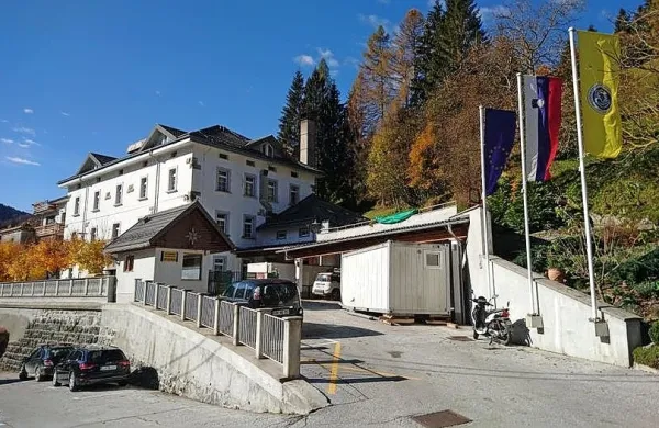 Večina stanovalcev je brez simptomov bolezni, &scaron;tirje so na kisiku, ostali z nizko temperaturo