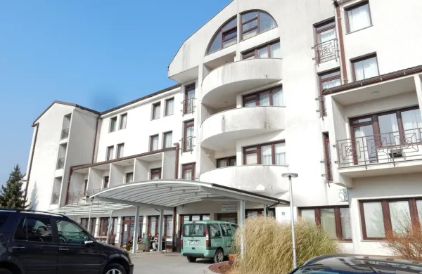 Okužene stanovalce bistriškega doma bodo danes selili.