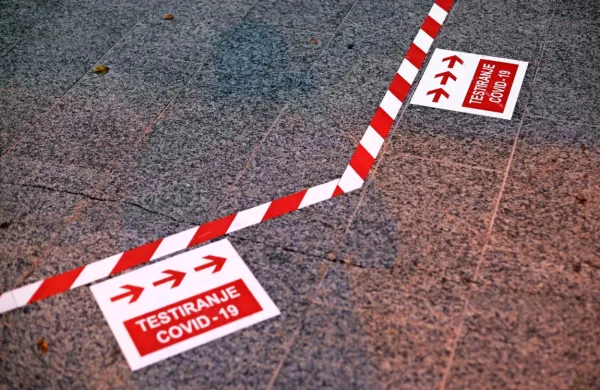 V nedeljo potrdili 557 okužb, na Primorskem 9