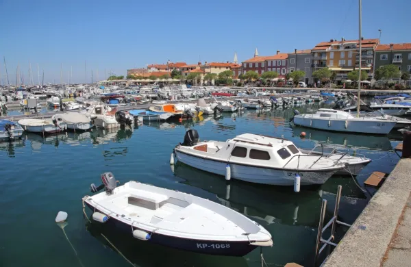 Do prihodnje turistične sezone nameravajo  urediti  ribiški mandrač 
ter priveze in pomole ob obali Sončnega nabrežja. 