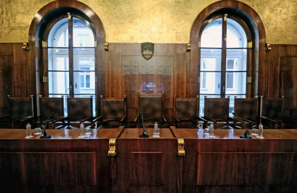 Ustavno sodi&scaron;če zavrglo pobudo za oceno ustavnosti omejevanja vstopa v trgovine za starej&scaron;e