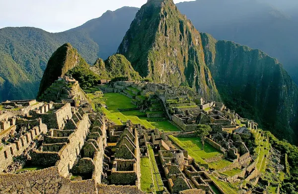 Znamenite ruševine inkovske trdnjave Machu Picchu v Andih, ki je 
bila od marca zaprta zaradi pandemije covida-19, so v nedeljo 
slovesno znova odprli za turiste.