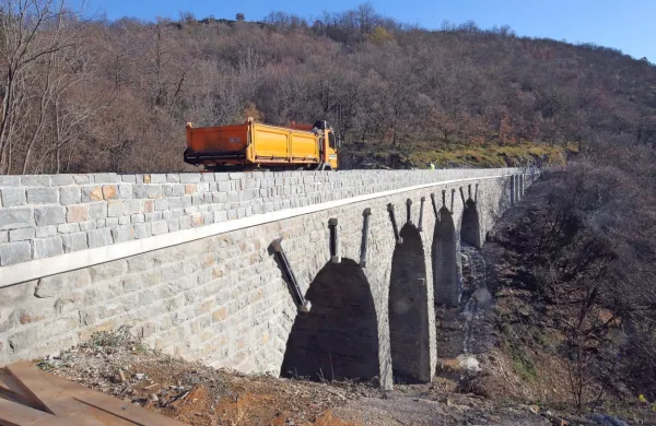Na enem od gradbišč drugega tira pod vasjo Mihele je marca eden 
od delavcev z macolo po glavi udaril svojega sodelavca in ga  hudo 
poškodoval. 