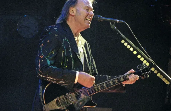 Neil Young se jezi, tuli, protestira ... in drvi na volitve. 