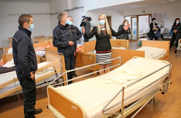 Direktorica bistriškega Doma starejših občanov Jasmina Tomažič (desno), s Sandijem Curkom (v 
sredini) in Luko Špilarjem  iz bistriške civilne zaščite (levo) v rdeči coni pred selitvijo varovancev. 