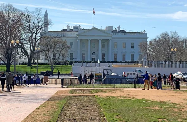 Bela hiša v Washingtonu je bila zadnja štiri leta domovanje družine Trump. Danes je dan, ko se v ZDA konča odločanje o tem, ali bodo  
bivanje na naslovu 1600 Pennsylvania Avenue podaljšali še za štiri leta.  