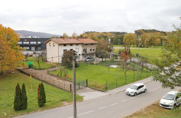 Center za starejše naj bi gradili v bližini Lakenessa v Volčji Dragi. 
Zdaj občina išče  partnerja, da bi se prijavila na razpis.