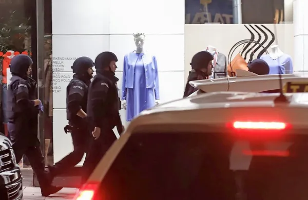 Policija je že ponoči preiskala  stanovanje napadalca, poleg tega pa 
je doslej izvedla že več obsežnih racij v njegovem okolju.