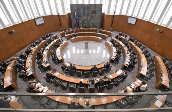 Poslanci so včeraj prvič lahko sodelovali na daljavo. To možnost je 
uveljavil le Samo Bevk (SD). 