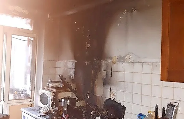 Zagorelo je v kuhinji stanovanja Foto: ZGRS Sežana 