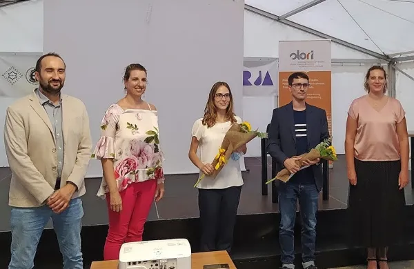 Nagrajenca za študijsko leto 2019/2020 z vodstvom Slovenskega 
raziskovalnega inštituta. Od leve: Devan Jagodic (direktor), Sara 
Brezigar (predsednica), Nastja Slavec (nagrajenka za magistrsko 
delo), Janoš Ježovnik (nagrajenec za doktorsko delo) in Zaira 
Vidau (predsednica Znanstvenega sveta). 