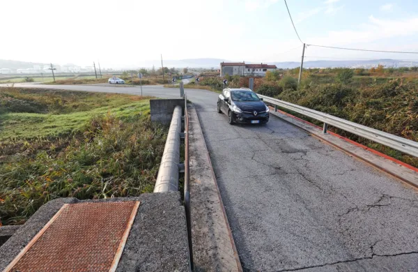 Luka Koper bo v sklopu prenove Železniške ceste financirala gradnjo novega mostu, saj se na zdajšnjem dve vozili ne moreta srečati. 