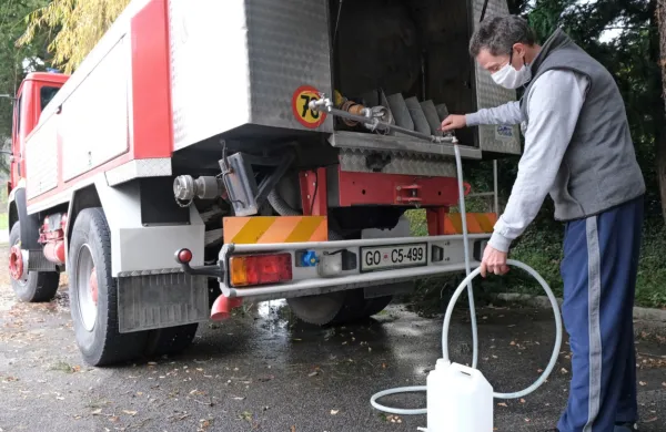 Krajani vodo za  rabo v gospodinjstvu še naprej hodijo točit k 
avtocisterni, ki jim jo zagotavljajo gasilci.