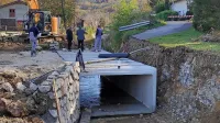Prepust potoka Stržen urejajo z armirano betonskimi elementi.