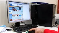 Narava dela strokovnih delavcev omogoča  v  epidemiji delo na daljavo, ker imajo doma internet in 
računalnik, navajajo na obeh primorskih univerzah.  