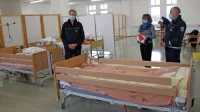 Poveljnik CZ za Notranjsko Sandi Curk (z leve), direktorica doma 
Talita kum Marjana M. Bizjak in poveljnik postojnske CZ Cveto 
Kravanja so včeraj  preselili  devet okuženih varovancev  zavoda 
Talita kum  v rdečo cono v Inkubator.  