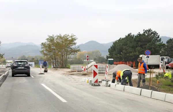 Ob prenovi Goriške ceste bodo zgradili tudi  pločnik od krožišča pri 
gasilskem domu do Vile Ane oziroma nakupovalnega središča. 