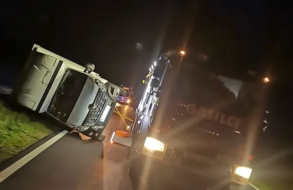 Sunek burje prevrnil kombi