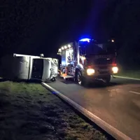 Sunek burje prevrnil kombi
