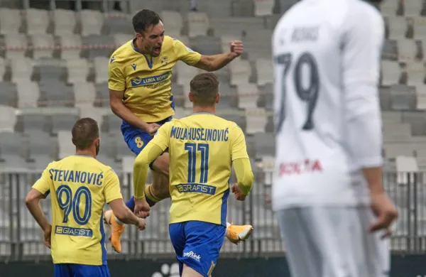 Veselje Koprčanov (v rumeno-modrih dresih) po prvem zadetku na 
dvoboju s Taborom.