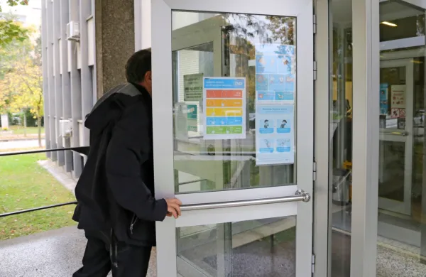 Na vratih sodnih stavb so jasna navodila o tem, kako se morajo 
stranke obnašati.