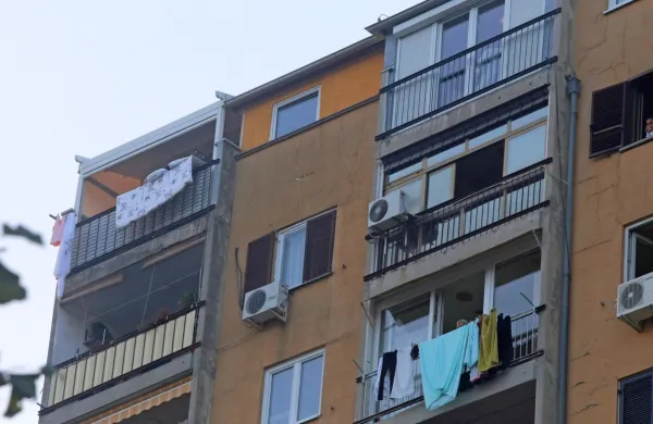 Z devetega nadstropja stanovanjskega bloka v Prisojah sta v 
globino zgrmela moški in ženska.  

