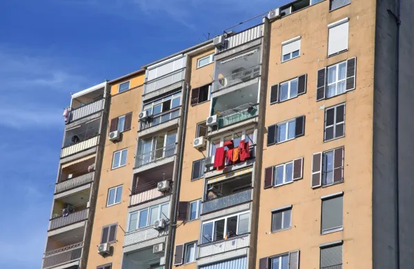 Kaj se je dogajalo za stenami stanovanja v devetem nadstropju 
pred tragično smrtjo partnerjev, koprski kriminalisti še ugotavljajo. 
