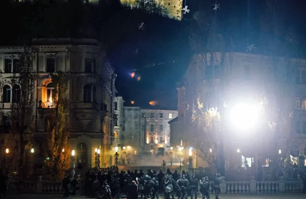 Med drugim bi z globo od 1500 do 15.000 evrov kaznovali 
posameznika, ki javno poziva h kršenju omejitev zbiranja na 
javnih krajih ali na javnih krajih organizira zbiranja v nasprotju s 
predpisi.