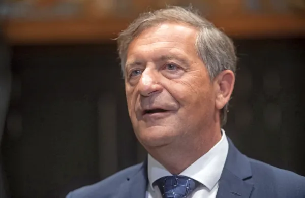 Kandidat za predsednika Desus Karl Erjavec se je danes ločeno 
sešel s predsednikom vlade Janezom Janšo in vodilnim pobudnikom koalicije ustavnega loka Jožetom P. Damijanom.