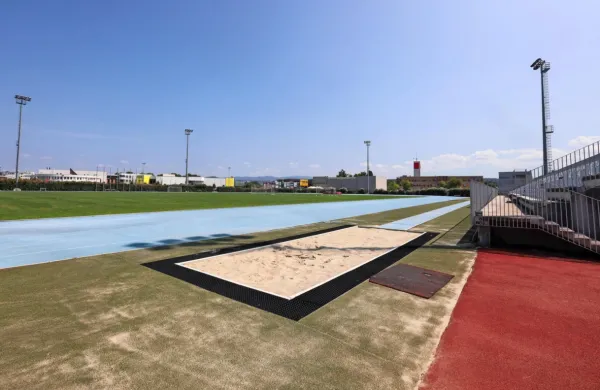 Okolica doskočnega prostora za skok v daljino na koprskem 
atletskem stadionu se počasi in vztrajno ugreza.