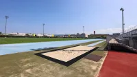 Okolica doskočnega prostora za skok v daljino na koprskem 
atletskem stadionu se počasi in vztrajno ugreza.